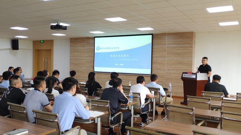 在选择成人高考辅导班时，可以从以下几个方面来参考价格：